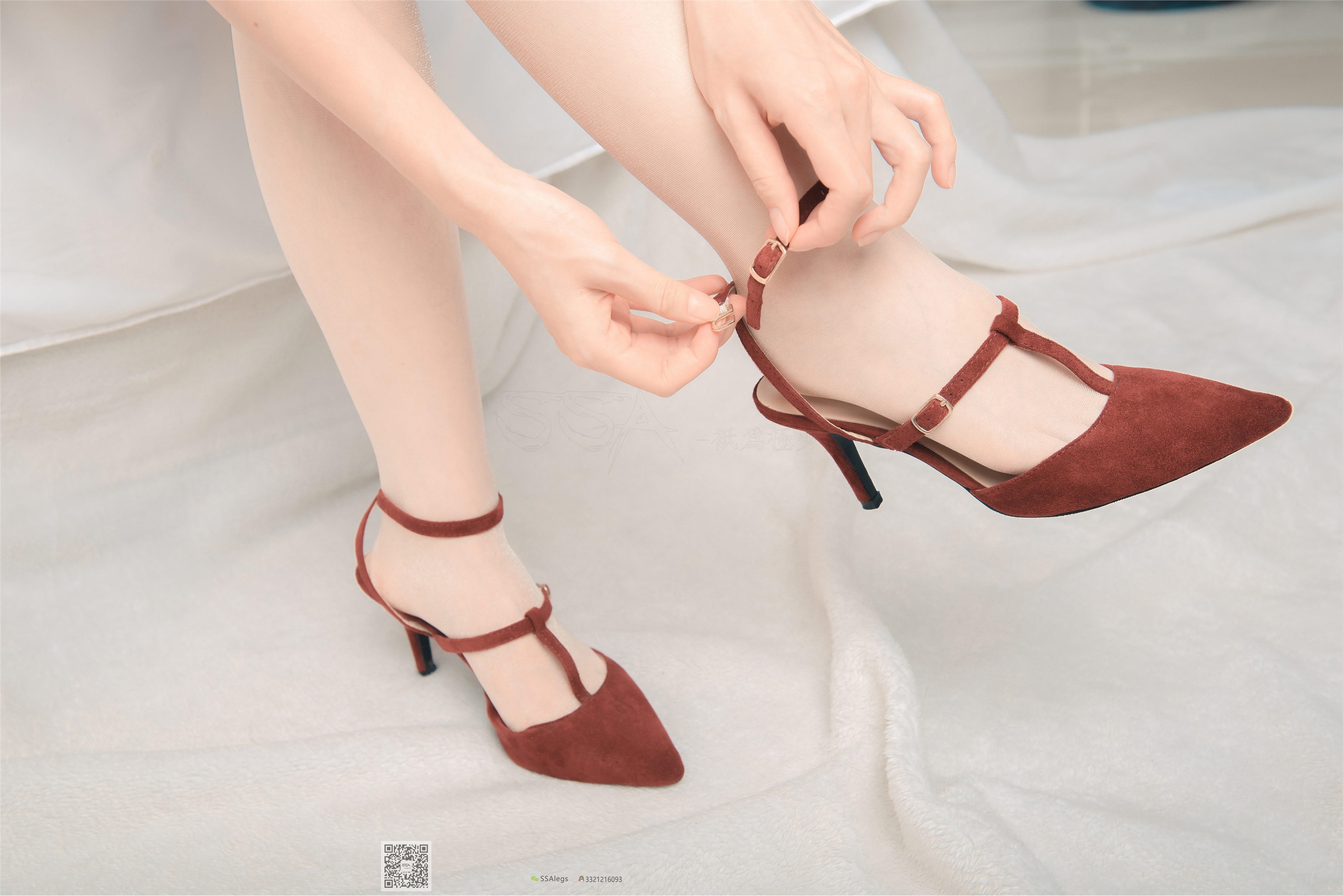 SSA丝社 NO.014 小琪琪 闪光开裆丝袜的另一种演绎